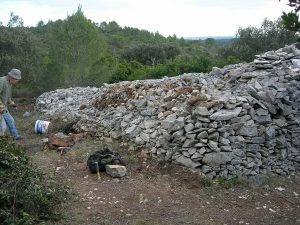 Légende Chasseur février 2009 - le clapas qui prolonge la capitelle Texte alternatif Description Téléversé paradmin Voir la page du fichier joint | Indiquer plus de détails | Supprimer définitivement