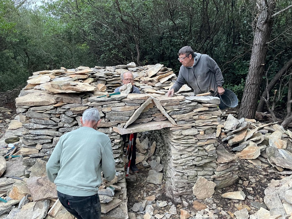 reprise de l'ouvrage de décharge et de l'encorbellement
