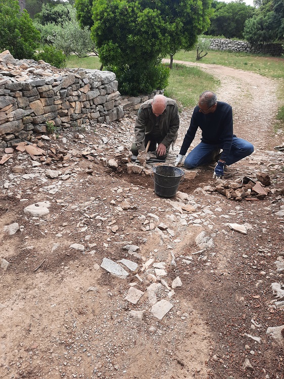 la calade à l'entrée de l'olivette